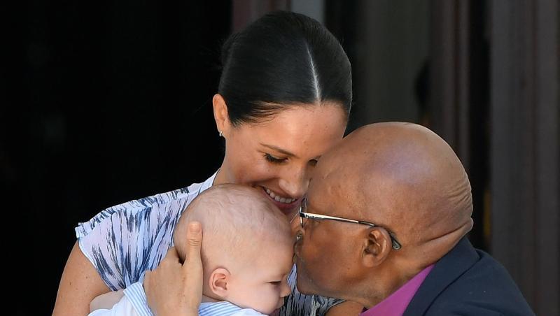 Der kleine Archie wird von Desmond Tutu mit einem Kuss begrüßt. Und Meghan strahlt über das ganze Gesicht. Der kleine Archie wird von Desmond Tutu mit einem Kuss begrüßt. Und Meghan strahlt über das ganze Gesicht.