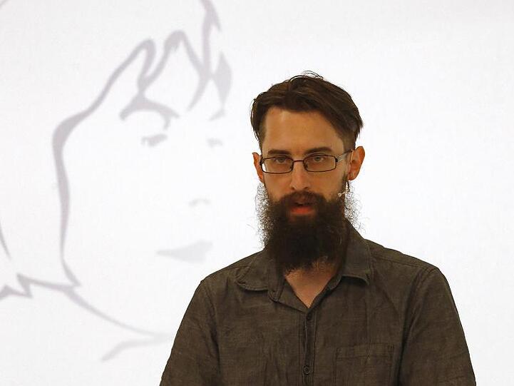 Clemens J. Setz, Autor aus Österreich, spricht in Klagenfurt.