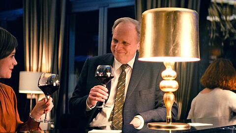 "Tatort: Murot und das Gesetz des Karma": Felix Murot (Ulrich Tukur) abends an der Hotelbar.