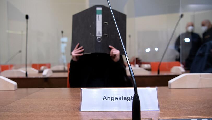 Die Angeklagte Jennifer W. sitzt vor Beginn der Verhandlung im Gerichtssaal in München. Die Frau aus Lohne in Niedersachsen soll als IS-Anhängerin im Irak tatenlos dabei zugesehen haben, wie ein kleines jesidisches Mädchen in einem Hof angekettet wurde und dort verdurstete.