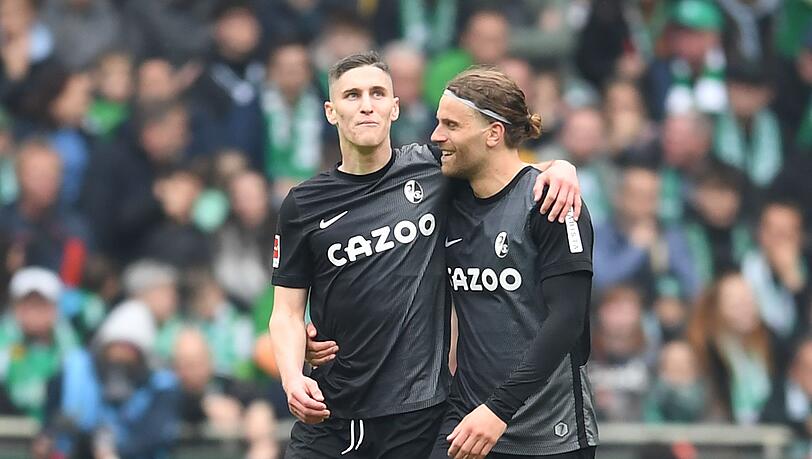 Die Freiburger Roland Sallai (l) und Lucas Höler drehten mit ihren Toren die Partie.