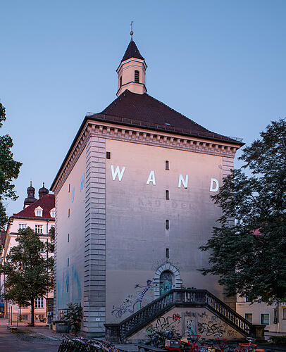 "Um-wand-lung" ist rund um den Hochbunker an die Fassade geschrieben. "Um-wand-lung" ist rund um den Hochbunker an die Fassade geschrieben.