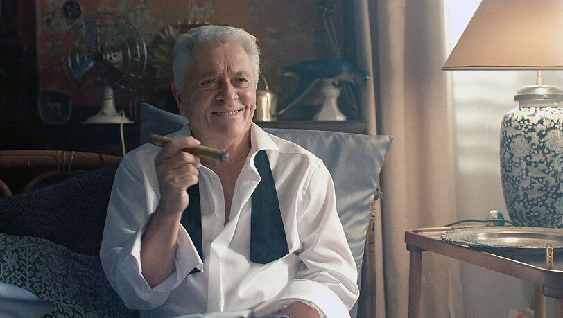 "Der James Bond des Ostens" ist in die Jahre gekommen. Zwar hat Falk (Henry H&uuml;bchen) noch denselben Charme wie fr&uuml;her, doch er muss erkennen, dass seine Sinne nicht mehr so scharf sind wie einst.