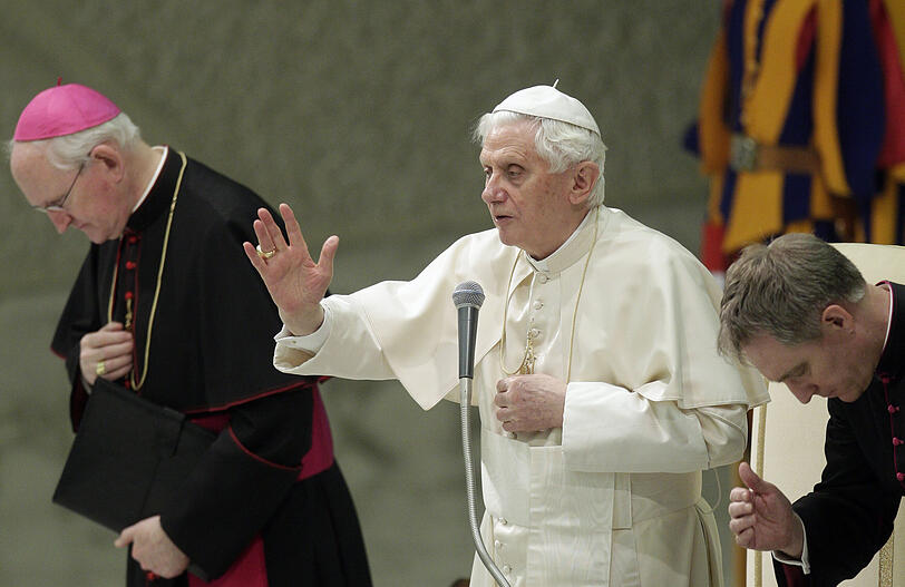 Frust bei den Suchtrupps nach dem schweren Erdbeben in Neuseeland: Wegen akuter Einsturzgefahr musste die Suche in einigen zerstörten Gebäuden aufgegeben werden. Inzwischen hat auch der Papst seine Trauer um die Erdbebenopfer ausgedrückt. Es wurde der landesweite Ausnahmezustand verhängt. Die Bilder.