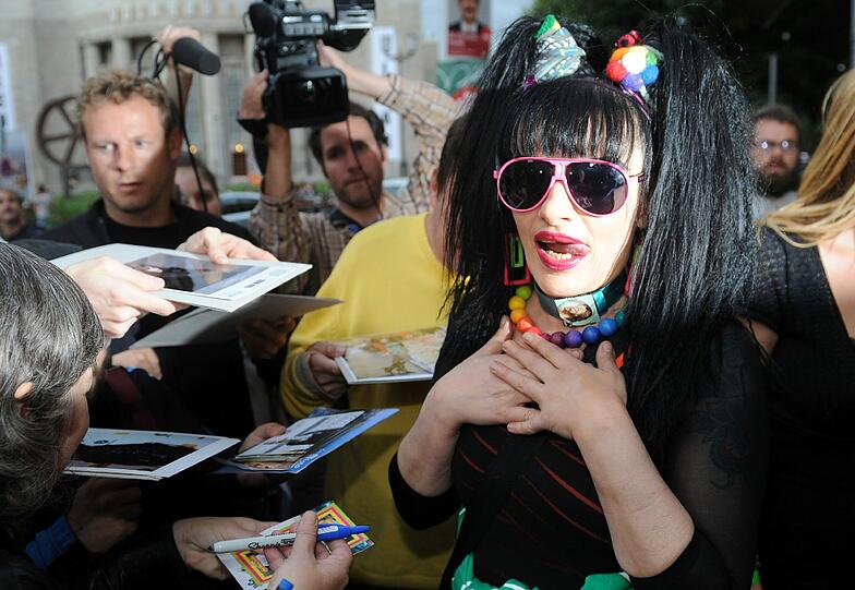 Knallbunt und ein bisschen crazy: Das sympatisdche Multitalent ganz nah an den Fans.