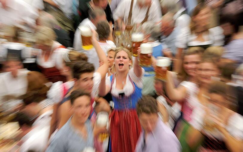 Mit Freunden anstoßen und ausgelassen feiern: Besonders die Jugend lässt auf der Wiesn gern die Sau raus!
