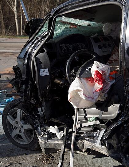 Grausiges Foto: Der Airbag des Geisterfahrer-Autos ist vom Blut rot eingefärbt.