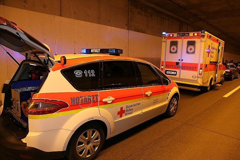 Ein Toter und ein Verletzter  - das ist die traurige Bilanz eines Geisterfahrerunfalls in einem Tunnel der A 94. Zwischen den Anschlussstellen Waldkraiburg und Heldenstein kam es zu dem schweren Crash.