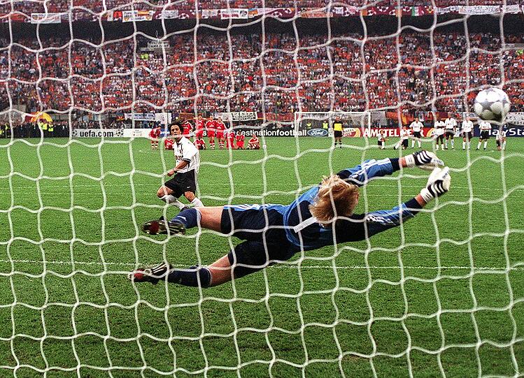 2001, Champions League, Finale; Bayern - Valencia 1:1, 5:4 i.E.: Valencia geht früh in Führung, Scholl vergurkt einen Elfer, Effenberg macht's besser...