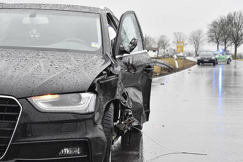 Unfall auf der B301: Ein Mercedes geriet auf die Gegenfahrbahn und kollidierte frontal mit einem Audi A4 zusammen.