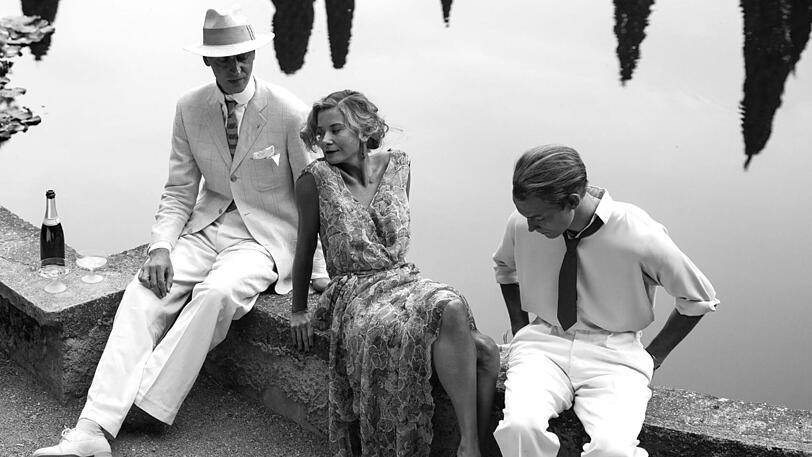 Prinz Kamenski (Evgeny Ratkov, links), Olga (Julia Vysotskaya) und ihr deutscher Liebhaber (Christian Clauß) in den späten 20ern in der Toskana. Letztere werden sich wiederbegegnen in einer dramatischen Konstellation: Sie als KZ-Insassin &ndash; er als SS-Offizier.