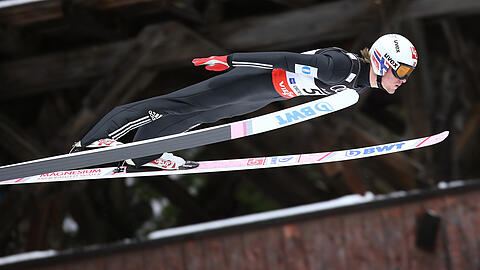 Daniel Andre Tande aus Norwegen hat bei der Skiflug-Weltmeisterschaft in Oberstdorf schon einmal vorgelegt.