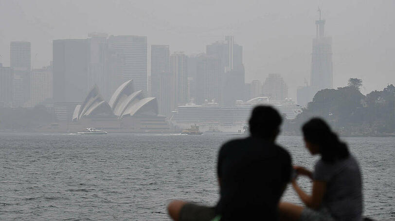 Rauch, bedingt durch die umliegenden Buschbrände, umhüllt das Opera House in Sydney