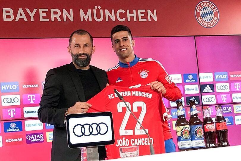 Der neue Defensivstar beim FC Bayern: João Cancelo, den Sportvorstand Hasan Salihamidzic (l.) von Manchester City ausgeliehen hat.