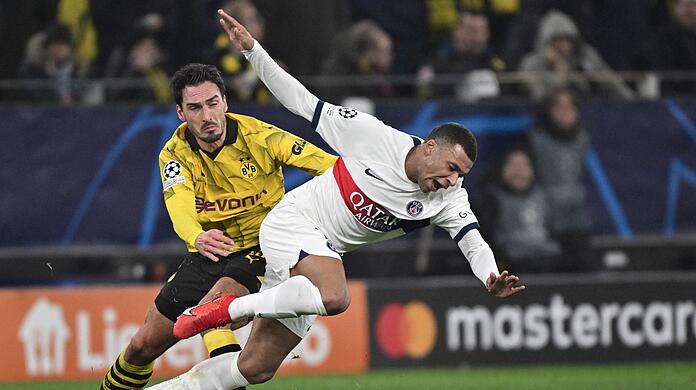 Der BVB um Mats Hummels (l) trifft auf Kylian Mbappé und Co.