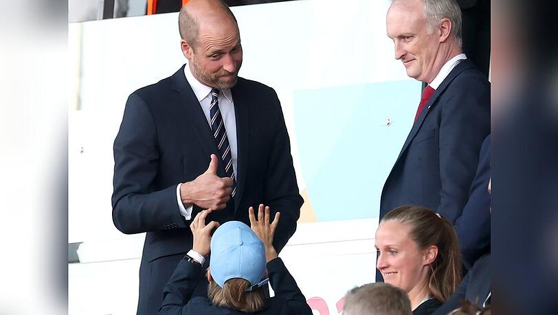 Ganz genau: 4:0 haben die Fußballerinnen aus England im Beisein von Prinz William gegen die Niederländerinnen gewonnen.