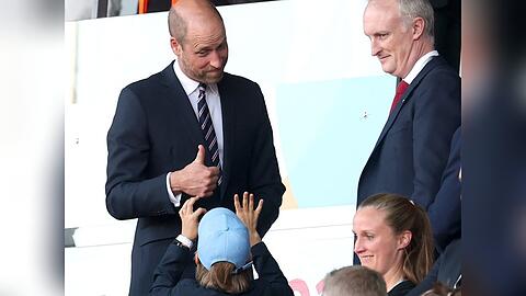Ganz genau: 4:0 haben die Fußballerinnen aus England im Beisein von Prinz William gegen die Niederländerinnen gewonnen.