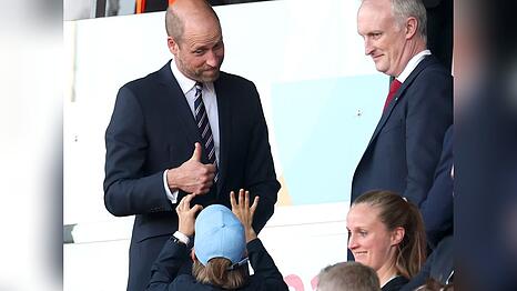 Ganz genau: 4:0 haben die Fußballerinnen aus England im Beisein von Prinz William gegen die Niederländerinnen gewonnen.