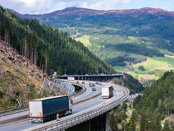 Lastwagen fahren auf der bekannten Luegbr&uuml;cke. Diese muss nach &uuml;ber 50 Jahren entlastet werden.