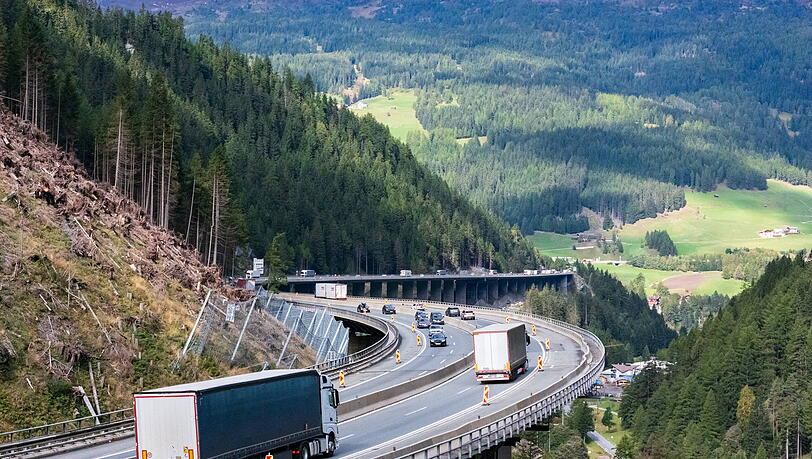 Lastwagen fahren auf der bekannten Luegbr&uuml;cke. Diese muss nach &uuml;ber 50 Jahren entlastet werden.