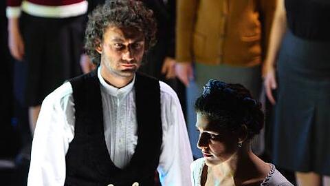 Das erste Foto vom neuen "Lohengrin" mit Jonas Kaufmann und Anja Harteros. Richard Jones ist der Regisseur der Neuinszenierung.
