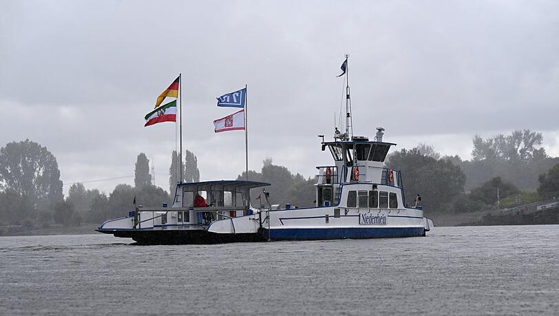 Die meisten Rheinfähren fahren wieder, allzu viele Passagiere sind bei wechselhaftem Wetter aber nicht an Bord: Hier ein Blick auf die Fähre von Düsseldorf-Urdenbach nach Zons. Die meisten Rheinfähren fahren wieder, allzu viele Passagiere sind bei wechselhaftem Wetter aber nicht an Bord: Hier ein Blick auf die Fähre von Düsseldorf-Urdenbach nach Zons.