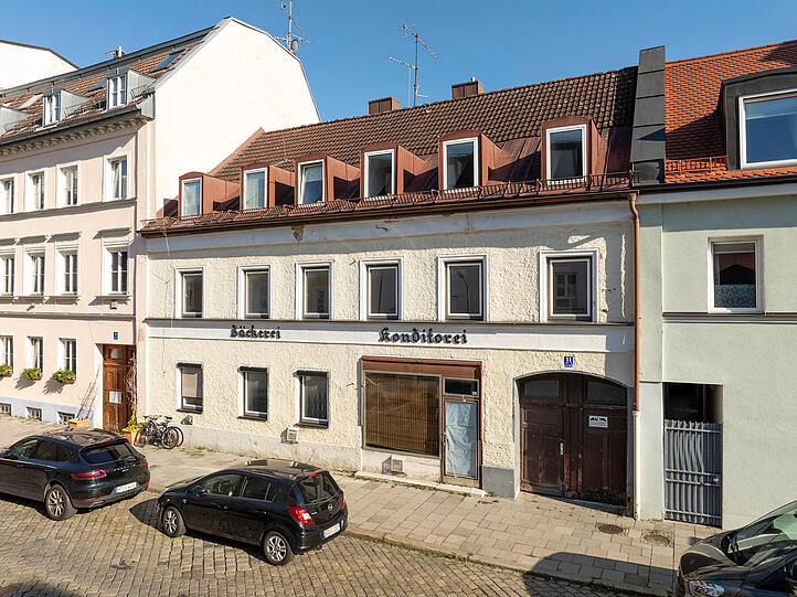 Das Haus Unteres Grasstraße 11 ist bekannt im Viertel. Das Haus Unteres Grasstraße 11 ist bekannt im Viertel.