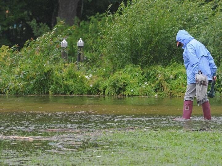 Der Pegel sinkt nur langsam: Am Starnbergerger See sind die Wasserstände nach wie vor hoch.