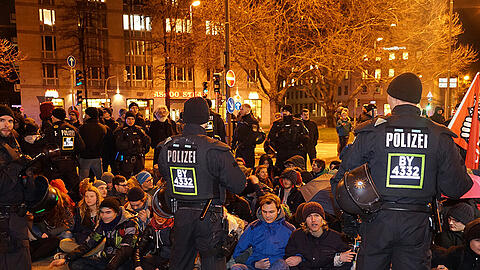 Sitzblockade am Platz der Opfer des Nationalsozialismus. Die Polizei droht mit der Räumung.