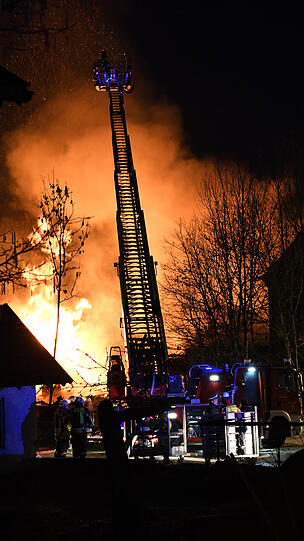 Die Bilder vom Feuerwehreinsatz in Vilsbiburg, bei dem ein Sägewerk komplett abgebrannt ist.