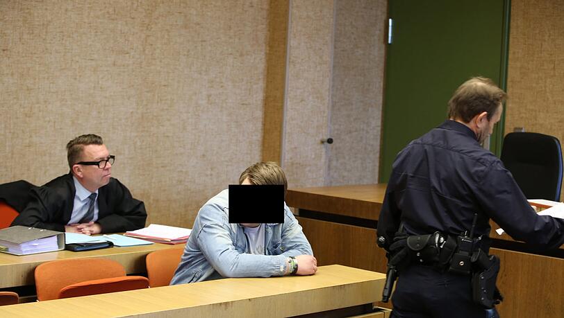 Schoss auf Spraydosen: Hans T. mit seinem Anwalt Kai Wagler vor Prozessbeginn. Schoss auf Spraydosen: Hans T. mit seinem Anwalt Kai Wagler vor Prozessbeginn.