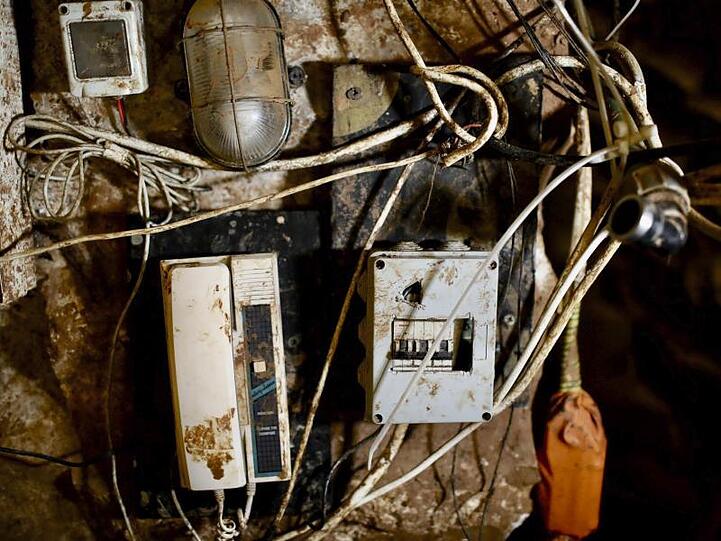 Elektrische Schalter und ein Telefon hängen in einem von der libanesischen Schiitenmiliz Hisbollah gegrabenen Tunnel.