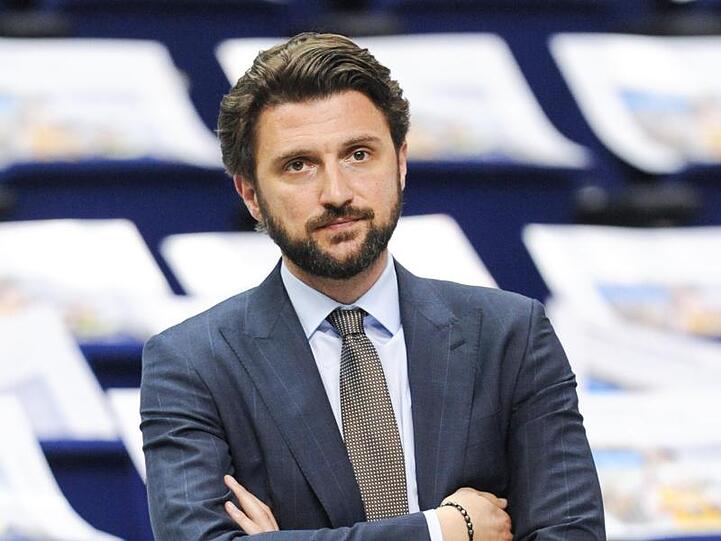 Marko Pesic steht vor einem Spiel am Spielfeldrand. Foto: Annegret Hilse/dpa/Archivbild