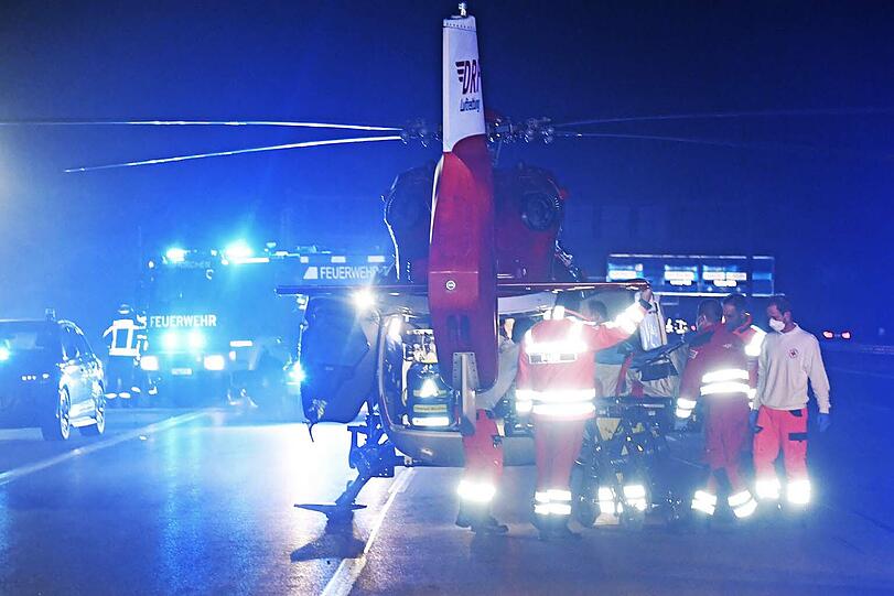 Die schwer verletzte Nissan-Fahrerin wurde zur weiteren Behandlung mit dem Rettungshubschrauber in ein Krankenhaus geflogen.
