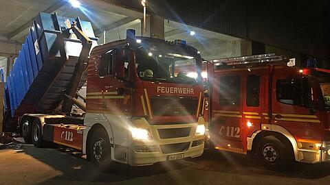 Mit einem Wechselladerfahrzeug der Feuerwehr kam der Container ins Heizkraftwerk - er wurde dort kontrolliert entladen und der Inhalt abgelöscht.