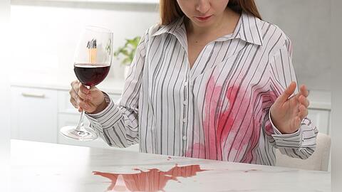 Auch Rotwein kann sich über die Weihnachtsfeiertage auf unserer Kleidung verteilen.