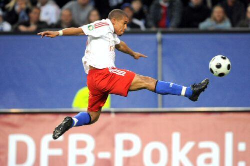 Nigel de Jong ist nicht nur ein kompromissloser Verteidiger im defensiven Mittelfeld, er verfügt auch über eine gute Technik.