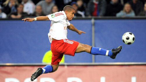 Nigel de Jong ist nicht nur ein kompromissloser Verteidiger im defensiven Mittelfeld, er verfügt auch über eine gute Technik. Nigel de Jong ist nicht nur ein kompromissloser Verteidiger im defensiven Mittelfeld, er verfügt auch über eine gute Technik.