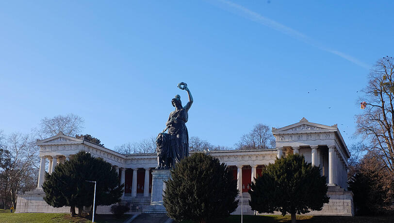 Bavariastatue und Ruhmeshalle an der Theresienwiese. Bavariastatue und Ruhmeshalle an der Theresienwiese.