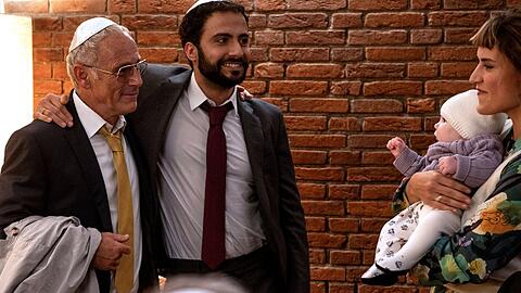 "Schattenmord: Unter Feinden": Rabbiner Samuel Rivkin (Garry Fischmann) begleitet Oberstaatsanwalt Frank Leuw (Dani Levy, l.) in der Mordnacht nach draußen - dabei begegnen sie Hannah (Morgane Ferru).