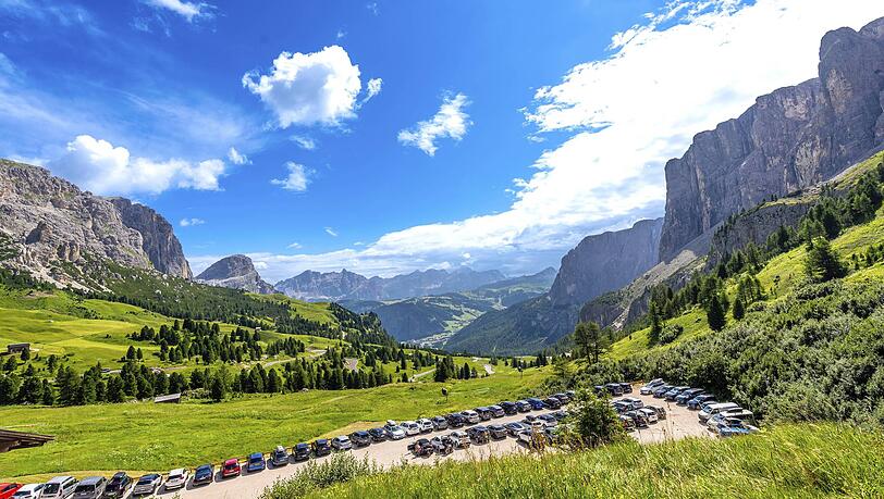 Geparkte Autos in der N&auml;he des Gardena Passes/Gr&ouml;dner Joch mit  Blick auf die Dolomiten. Beliebt - auch bei Autofahrern.