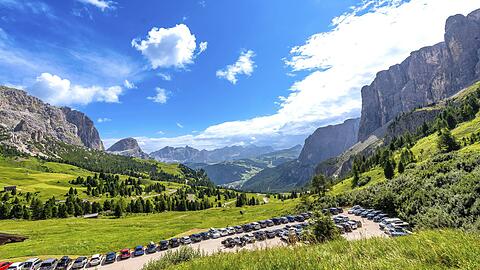 Geparkte Autos in der N&auml;he des Gardena Passes/Gr&ouml;dner Joch mit  Blick auf die Dolomiten. Beliebt - auch bei Autofahrern.