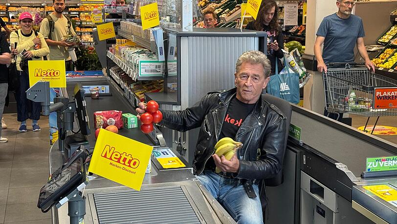 Peter Maffay nimmt an der Kasse eines Münchner Netto-Supermarktes Platz. Peter Maffay nimmt an der Kasse eines Münchner Netto-Supermarktes Platz.
