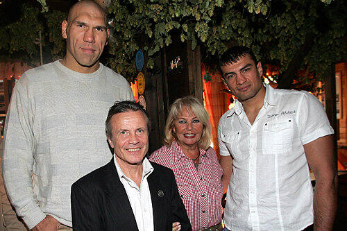 Überragte alle auf dem Altstadtfest: Box-Champion Nikolai Valuev mit Trainer Alexander Zimin, Wirtin Sissy Kleinke-Kühnel und dem Nürnberger Boxer Alexander Awdijan (v. li.) im &bdquo;Kuhstall&ldquo;.