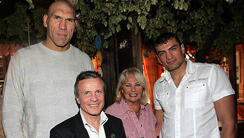 Überragte alle auf dem Altstadtfest: Box-Champion Nikolai Valuev mit Trainer Alexander Zimin, Wirtin Sissy Kleinke-Kühnel und dem Nürnberger Boxer Alexander Awdijan (v. li.) im „Kuhstall“. Überragte alle auf dem Altstadtfest: Box-Champion Nikolai Valuev mit Trainer Alexander Zimin, Wirtin Sissy Kleinke-Kühnel und dem Nürnberger Boxer Alexander Awdijan (v. li.) im „Kuhstall“.