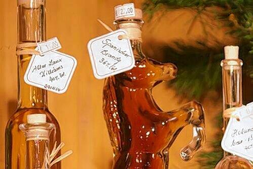 Ein ausgefallenes Geschenk: Der Grappa in der Pferdeflasche.