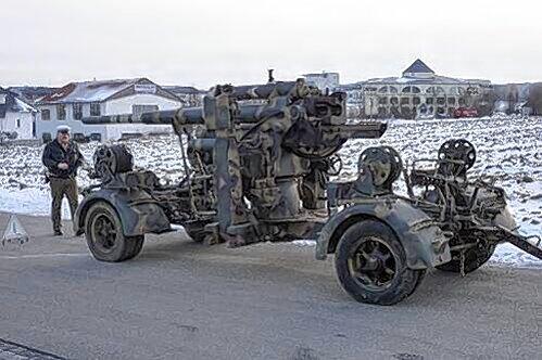 Das Flakgeschütz, Kaliber 8,8 cm, mit Fahrgestell ist eine von zwei Kanonen, die die Polizei in Geisenhausen sicherstellte.