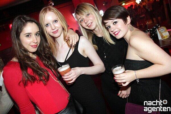 13 Jahre Nachtgalerie: "Malle live vs Party Pornös". Am Freitag gewährte Sexy Mia den Partygästen tiefe Einblicke. Noch mehr Fotos gibt es hier www.nachtagenten.de.