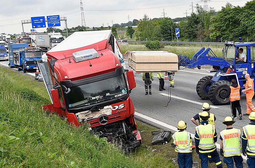 Sperrung nach Unfall auf der A99 - Autofahrer mussten Geduld beweisen.