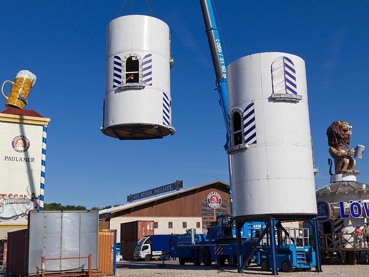 Der Löwenbräu-Turm wird zusammengeschraubt.
